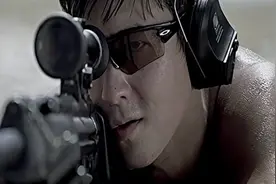 狙击小伙射击时使用呼吸top式，完美命中目标，却被长官教训