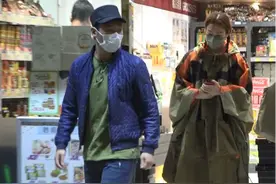 48岁郑秀文和老公甜蜜购物，出轨风暴后瘦脱相，夫妻生活回正轨图片