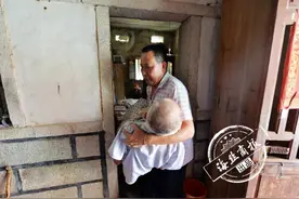 上门女婿照顾瘫痪岳父3年！邻居直呼比亲儿子还亲图片