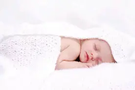 宝宝趴睡要不要阻止？父母要分清利弊，多注意图片