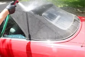 软顶敞篷车怎么洗？能用水洗吗？倒上瓶水答案就出来了