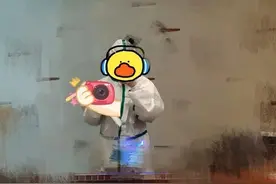 在回国的旅途中，樟宜机场的候机厅是我所能到达的最远的距离图片