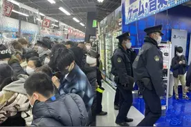 日本店家出售PS5现场一片混乱 不得不报警维持秩序图片