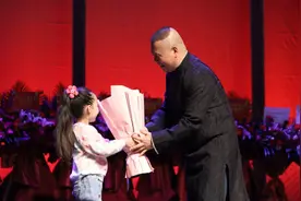 硬核回应“二大爷”：德云社封箱首日，侯耀文外孙女给郭德纲献花图片