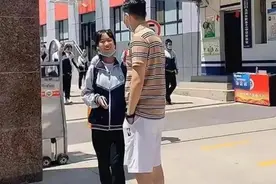 “最年轻爸爸”走红，被老师误认为早恋，女儿解释：真是我亲爸图片