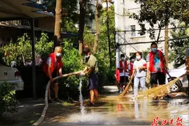 手机、笔记本随时记录，市民巡访团解决社区施工乱堆放问题图片