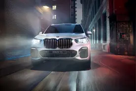 新款宝马X5上市，钥匙变塑料/取消空气悬架，价格下调仍遭吐槽图片