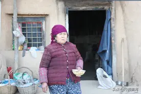 7旬老人热情款待城里游客，转脸4只母鸡却不见了，真相令人气愤图片