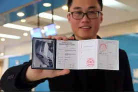 面包车拉人被罚，也不能拉货，车主嘲讽：难道面包车用来拉面包？图片