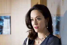 赌王最美孙女！混血长相撞脸迪丽热巴，3岁成孤儿赌王亲送她出嫁图片