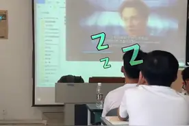 上海一猫咪睡醒后发现上课了，趴在讲台上不知所措：大眼瞪小眼图片