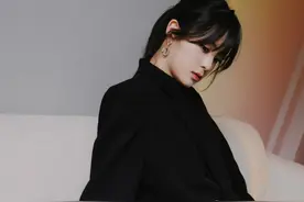 欧阳娜娜和蔡徐坤撞衫同款黑西装，网友：像小孩偷穿了大人的衣服图片