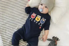 1岁内的宝宝穿连体衣好，还是分体衣好呢？新手父母看过来图片