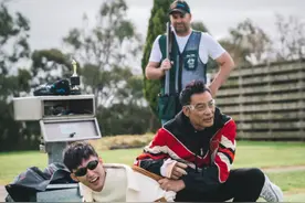 黄景瑜慢游收官，穿唐老鸭毛衣，尽显少年风范图片