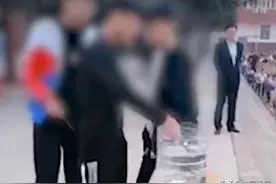 河南某学校让学生当众将手机扔进水桶 你支持这种教育方式吗图片