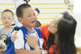 当孩子哭着不去幼儿园，不要只是鼓励，试试这4步会更有效图片