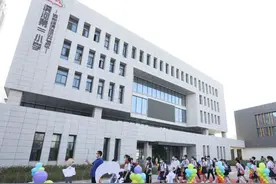 郑州一公办小学开“双语班”？收费6000多元？辖区教育部门连夜调查图片