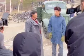 于震晒片场叹生活不易，和前妻结婚半年闪离，带小13岁妻直播挣钱图片