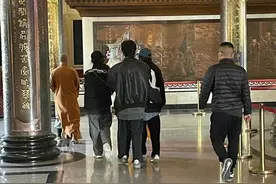 杨幂赴寺朝拜，踩79元回力鞋支持国货，穿毛绒服拎祭品袋诚意满满图片