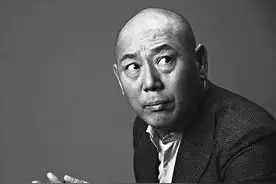 身价过亿却赔个精光，怼人怼到热搜，“毒舌”李成儒的肆意人生图片