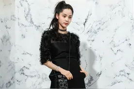 穿着红裙拉着大提琴的欧阳娜娜，比平时的她多了几分魅力图片