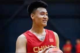 赵睿：草根球员出身，为打三号位增重，身穿兄弟球衣上台领奖图片