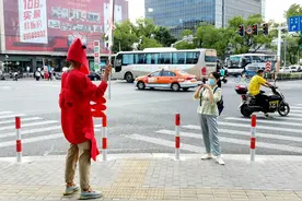 上海街头现“大龙虾”举牌卖小龙虾，实为餐厅人员装扮搞促销图片