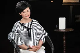 主持人吴小莉：家庭关系复杂，有两位妈妈，她都当成亲妈爱图片