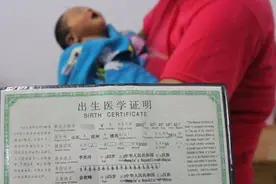 宝宝姓“杨”，护士登记时不小心打错名字，宝妈看后大喜：不改了图片