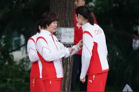 郎平朱婷同桌吃饺子，朱婷搂抱林莉太暖心，爸爸晒合照为大婷加油图片