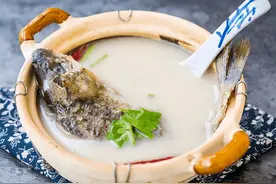 炖鱼汤时，牢牢记住“4窍门”，鱼汤炖好鲜美不腥，分享正确做法图片