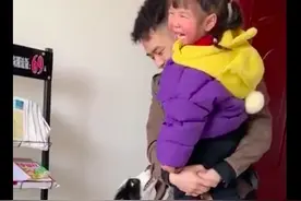 狗狗看到主人抱女儿，嫉妒得也要求抱抱它，最后这笑容太得意了吧图片