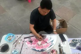 一个中年男子在街头摆地摊，卖的东西全是艺术，不费劲还很赚钱图片