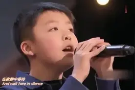 男孩演唱世界最伟大歌曲之一，刚开口全场沸腾，这是什么神仙嗓音图片