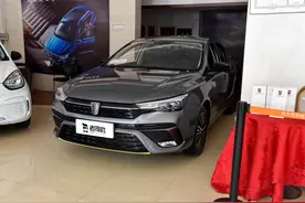 低价省油自吸+自动挡，大空间高配，品质有实力，带你看荣威i5图片