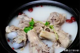 炖骨汤，酒店大厨教你诀窍，牢记三招，汤白肉香，不腥不腻还营养图片