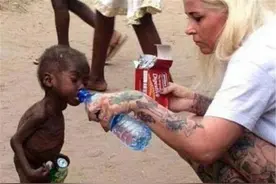 非洲讨水男孩：两岁多被抛弃，在外流浪8个月，被收养后过得如何图片