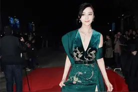 范冰冰厉害了，开衩裙惊艳全场，网友：为了秀腿撩裙摆太拼了图片