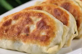 韭菜盒子想要皮薄酥脆，关键是这1步！不破皮不出水，放一天也不硬，每次吃仨还不过瘾图片