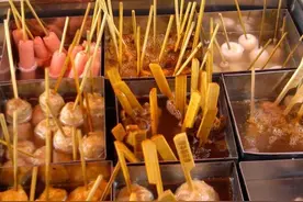 美女摆地摊卖关东煮，一月净赚15万，只因用了一个“免费吃串”图片