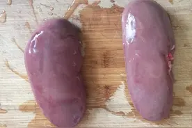 猪腰子不管怎么做，去腥去臊第一步，入锅前2个教你2个小窍门图片