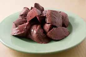 吃猪血对身体到底好不好？能排毒？警惕：这4类人最好不要吃图片