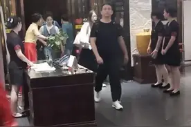 黄磊夫妇与何炅聚餐，孙莉大粗腿抢镜，网友：难怪上节目只穿长裤图片