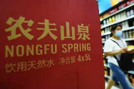 散户挤爆服务器，卖水卖成“新首富”，农夫山泉H股有点甜？图片
