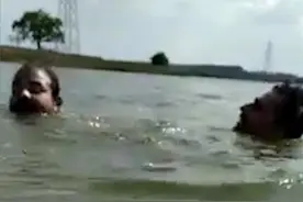 惊心动魄：印度男子游泳遭鳄鱼袭击，右腿被咬下一大块，血肉模糊图片