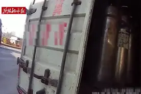 货车违规拉载危险品，司机竟不知情？图片