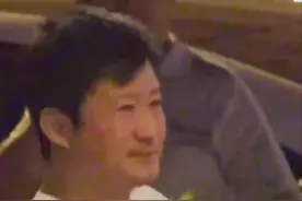 吴京与好友路边摊聚餐，喝到脸红脖子粗，酒后一细节获赞彰显涵养图片