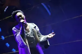 陈奕迅对老外竖中指，为什么网友纷纷叫好？图片