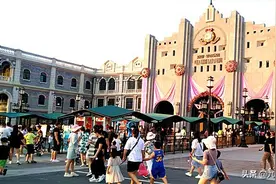 郑州电影小镇挤"晕"了游客，有人说不敢再去了图片