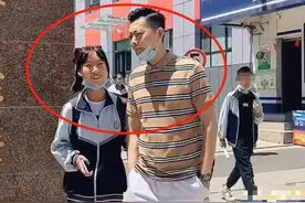 “最年轻爸爸”走红，接高中女儿放学，被误认成男友：太年轻了图片